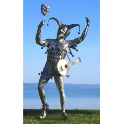 Casa Padrino Luxus Deko Narren Skulptur Silber 101 x 85 x H. 212 cm - Garten Deko Narrenfigur - Große Edelstahl Skulptur - Garten Skulpturen - Metall Skulpturen