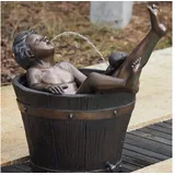 bronZartes Gartenfigur Bronzefigur "Badender Fritz in einem Bronzefass" als Wasserspeier