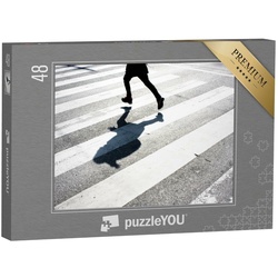 puzzleYOU Puzzle Zebrastreifen mit rennendem Kind, schwarz-weiß, 48 Puzzleteile, puzzleYOU-Kollektionen Fotokunst