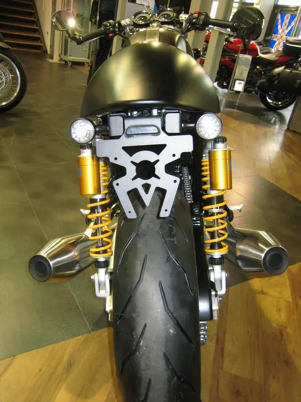 Access Design Schwarzer Radlaufplattenhalter Triumph Thruxton 1200, schwarz
