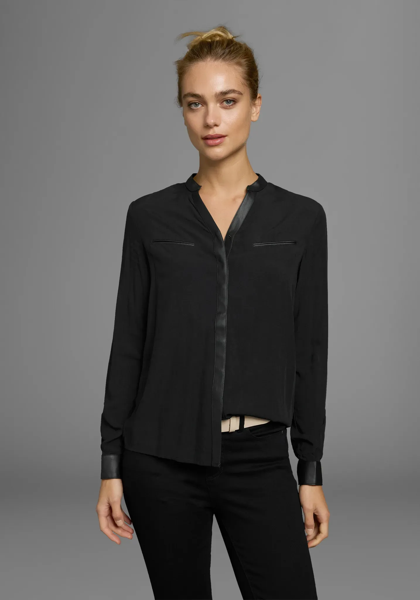 Hemdbluse AJC, Damen, Gr. 36, schwarz, Web, Obermaterial: 100% Viskose. Beschichtung: 100% Polyurethan. Einsatz: 100% Polyester, unifarben, figurumspielend hüftbedeckend, V-Ausschnitt, 1-Knopf-Manschette, Blusen Hemdbluse, mit Details aus Lederimitat