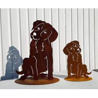 Gartenfigur Hund sitzend klein 35x25cm auf Platte Edelrost Gartendeko Wetterfest Rost Metall Rostfigur Welpe Hunde Tier von Steinfigurenwelt