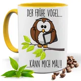 Blickfang Lustige Tasse mit Spruch |DER FRÜHE VOGEL KANN MICH MAL!! | Eule, UHU| Kakao- Kaffee- Tee- Fototasse| Geschenke für männer frauen Keramik |Spülmaschinenfest (Gelb)