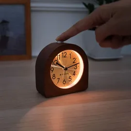 Navaris Analog Holz Wecker mit Snooze - Retro Uhr Halbrund mit Ziffernblatt Gold Alarm Licht - Leise Tischuhr ohne Ticken - Naturholz in Dunkelbraun