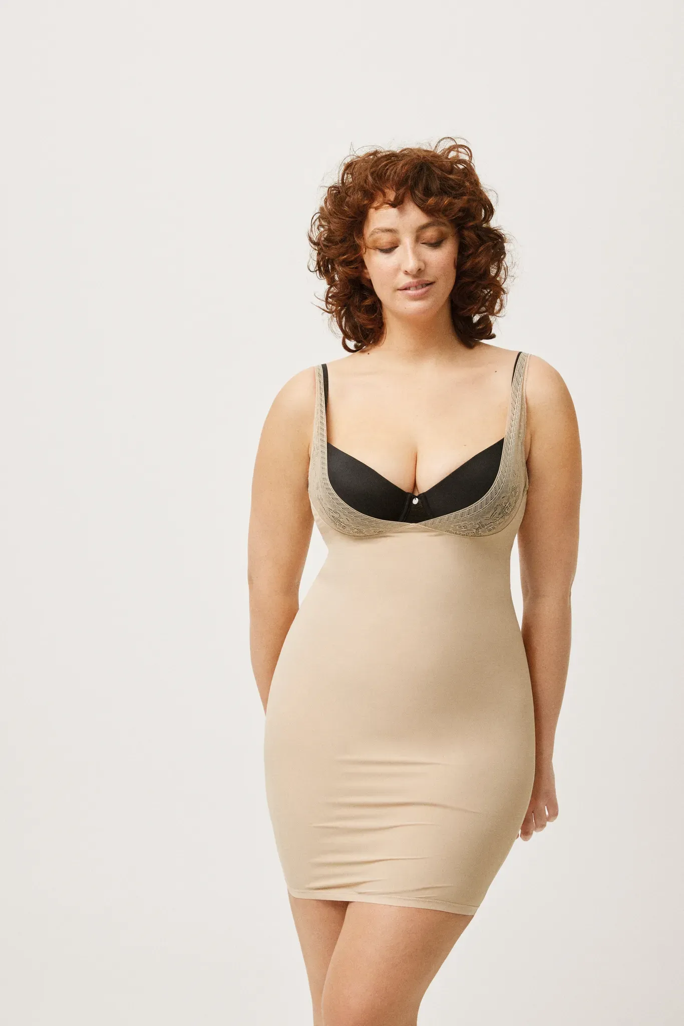 Unterkleid YSABEL MORA, Damen, Gr. L, N-Gr, beige, Mikrofaser, Obermaterial: 73% Polyamid, 27% Elasthan, figurbetont ca. Mitte Oberschenkel, tiefer V-Ausschnitt, Kleider Unterkleid, Spitze, mittlerer Shape-Effekt, elastisch