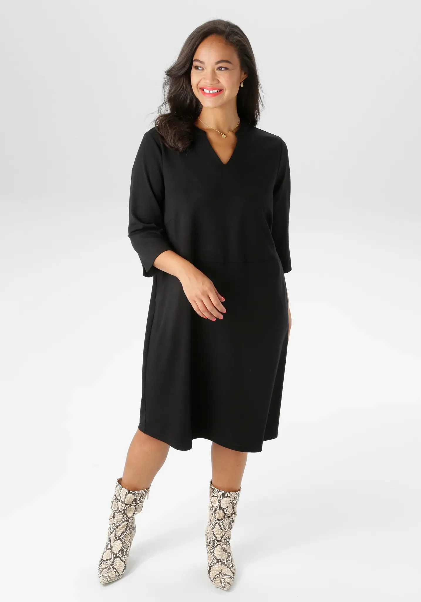 Jerseykleid ANISTON PLUS, Damen, Gr. 52, N-Gr, schwarz, Jersey, Obermaterial: 70% Polyester, 25% Viskose, 5% Elasthan, unifarben, figurumspielend kniebedeckend, V-Ausschnitt, mit Schlitz, Kleider Jerseykleid, mit praktische Eingrifftaschen