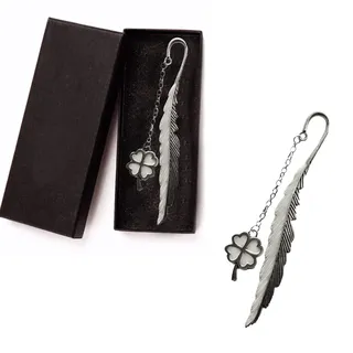 WOOXDYUK Leuchtende Feder-Lesezeichen,mit vierblättriges Kleeblatt & Geschenkbox- Retro, Leuchtet im Dunkeln, für Buchdekoration,Geschenk für Männer, Frauen, Liebhaber (Silber)