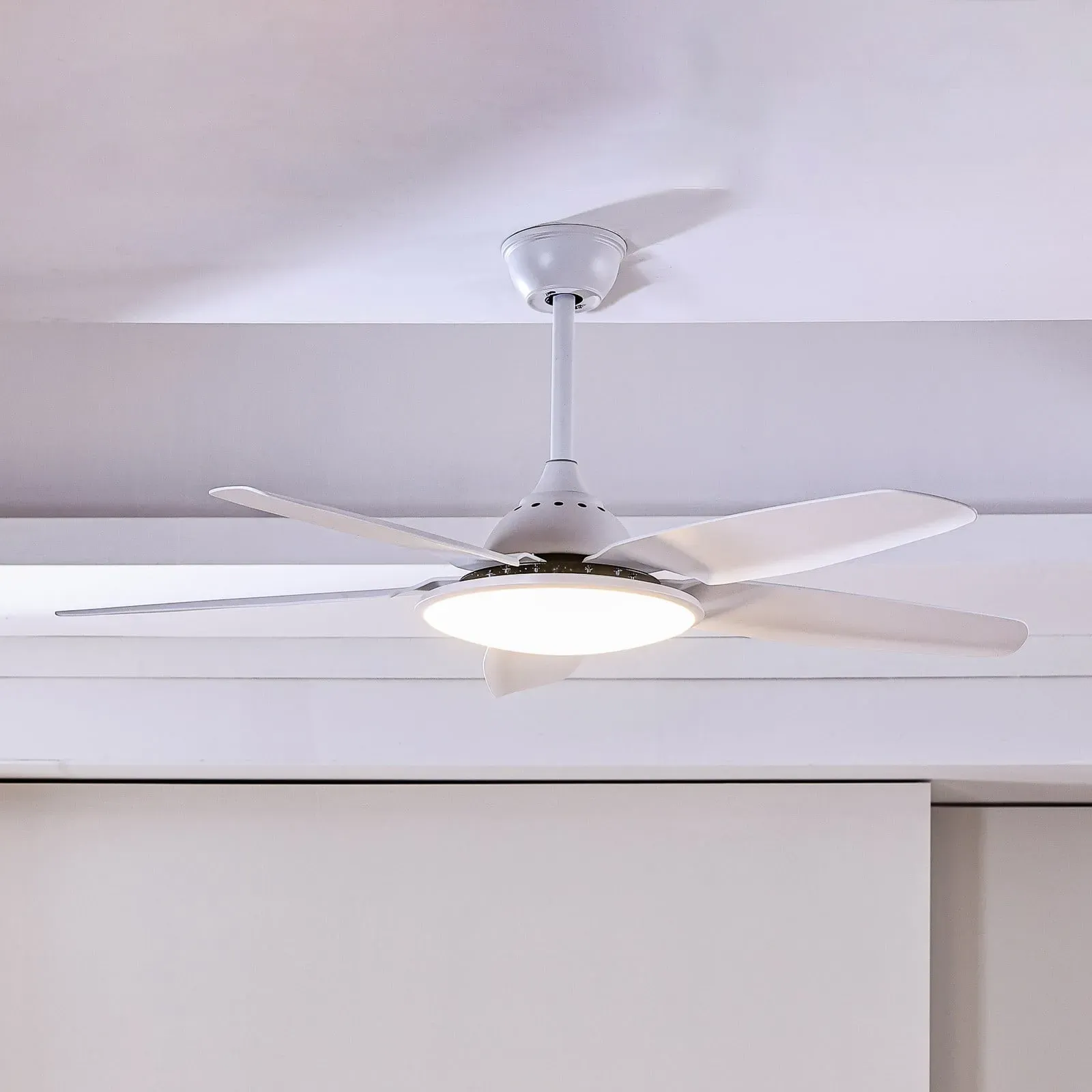 Divian LED-Deckenventilator, weiß, DC, leise, CCT - Lucande Lucande, Divian, Weiß, für Wohnzimmer, Metall, Modern - 36