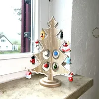 Kleiner Christbaum aus Holz mit Baumhänger aus Holz H 25 cm - Kleiner Weihnachtsbaum aus Holz mit Baumschmuck - Kleiner Christbaum aus Holz mit Anhänger