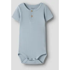 NAME IT Kurzarmbody NAME IT "NBMKAB SS BODY NOOS", Jungen, Gr. 62, N-Gr, blau fog, Jersey, Obermaterial: 57% Baumwolle, 38% Modal, 5% Elasthan, regular fit normal, Rundhals, Bodys, Baumwollmischung, Kurzarm, Knopf-Details