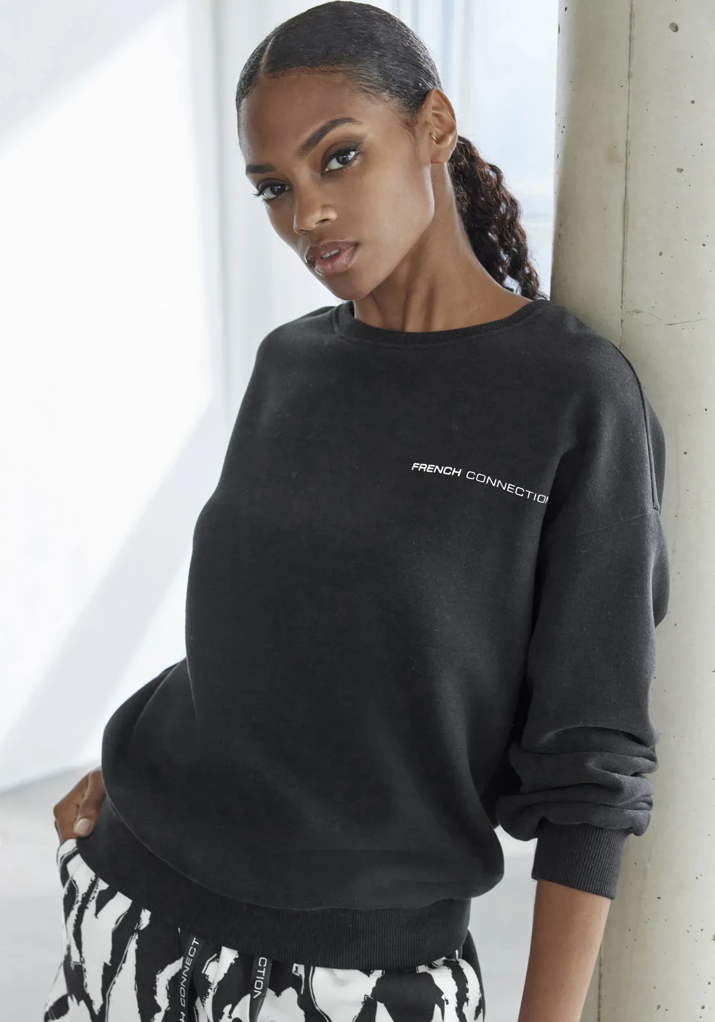 Sweatshirt FRENCH CONNECTION "-Langarmshirt" Gr. 36/38, schwarz Damen Sweatshirts mit Schriftzug auf dem Rücken