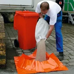 Kanalabdeckung aus Polyethylen mit Aufkleber und 3 leeren Sandsäcken im Rollcontainer