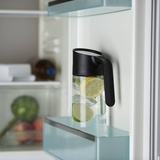 WMF Nuro Wasserkaraffe mit Griff, Höhe 29,7 cm, Glas-Karaffe, CloseUp-Verschluss, schwarz