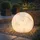 ic gardenworld Kugelleuchte Kunststoff/Marmor Ø 25 cm Solar wetterfest IP67 inkl. Erdspieß weiß