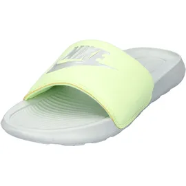 Nike Victori One Damen Light Silver / Light Silver / Barely Volt 40,5