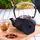 ad.con Teeservice aus Gusseisen 13-tlg mit Stövchen Teekanne 1,5L Schwarz mit Siebeinsatz Teetassen und Untersetzer Tee Set im japanischen Stil