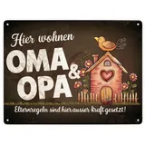 speecheese Hier wohnen Oma und Opa - Metallschild XXL in 28x38 cm - Elternregeln außer Kraft Ein Zuhause für Großeltern Dunkle Töne für eine elegante Note