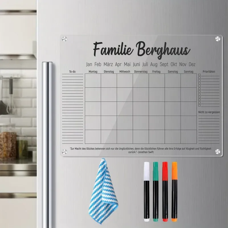 Alphynix 1 Stück deutsche Familiengestaltungsbrett, magnetischer Dry-Erase-Kalender mit dem Beispiel „Familie Berghaus“, inkl. To-Do-Liste, Prioritäts-Sektion, 4 Markern & Reinigungstuch
