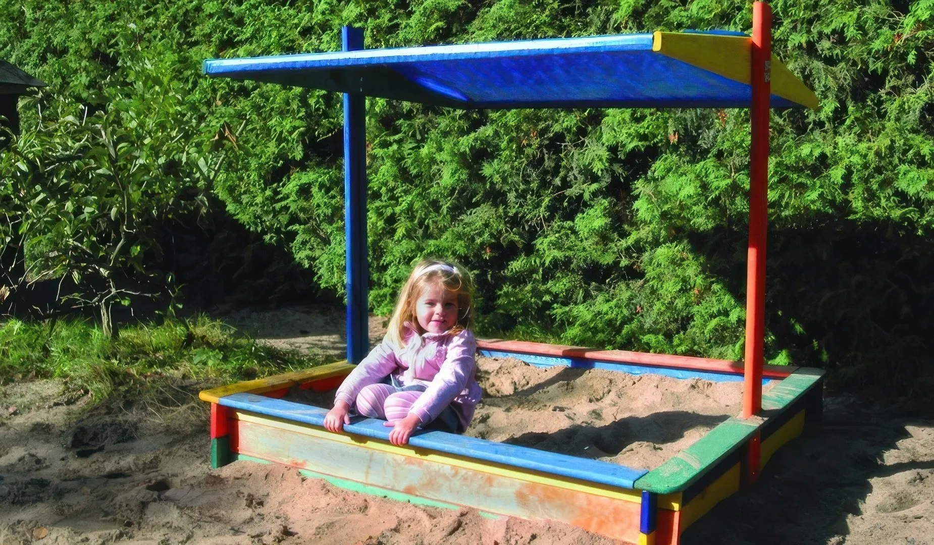 Sandkasten mit Sonnenschutz Zlin - 140 x 140 x 130 cm - Farbe: Bunt - Sandkasten mit Sonnenschutz aus Fichtenholz (Lieferung ohne Sand)