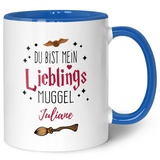 GRAVURZEILE Bedruckte Tasse mit Spruch - Du bist mein Lieblingsmuggel - Personalisiert mit Namen - Tasse mit Spruch als Geschenk für Fantasy Fans - Zauberhafte Geschenke - Farbe: Blau mit Name