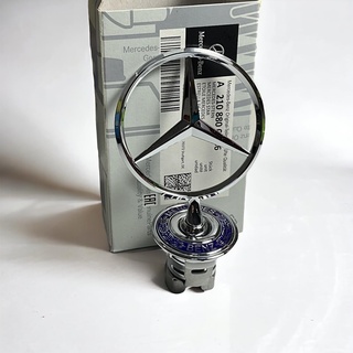 Mercedesstern an Motorhaube