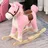 Homcom Kinder Schaukelpferd Baby Schaukeltier Pferd mit Tiergeräusche Spielzeug Haltegriffe für 36-72 Monate Plüsch Rosa 65 x 32,5 x 61 cm