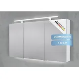 Intarbad Badezimmerspiegelschrank 3-türiger Spiegelschrank mit MULTI LED Acryl Aufsatzleuchte, dimmbar (Doppelspiegeltüren, Holz-/ Lackdekore, Maße von 120 bis 140 cm wählbar, Höhe 70 cm, Glasfachböden, Magnetleiste & Kosmetikspiegel Ø 12 cm) Vormontierte Lieferung, Floatglas, 160 kg Traglast, Made in Germany weiß 130 cm x 70 cm x 13,5 cm