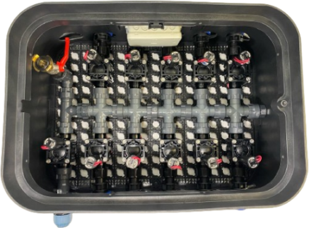 Vormontierte Einheit Hunter Magnetventile, mit Ventilbox- und gitter, Kabelgelverbindungsdose und Hauptventil 24 VAC (Vormontierte Einheit Hunter Anzahl Stationen: 2 Stationen / Vormontierte Einheit Anschluss: Kupplung 32 mm / Vormontierte Einheit Schutz-Vlies: mit Schutz-Vlies / Vormontierte Einheit Hunter Magnetventil: PGV-100 VAC)