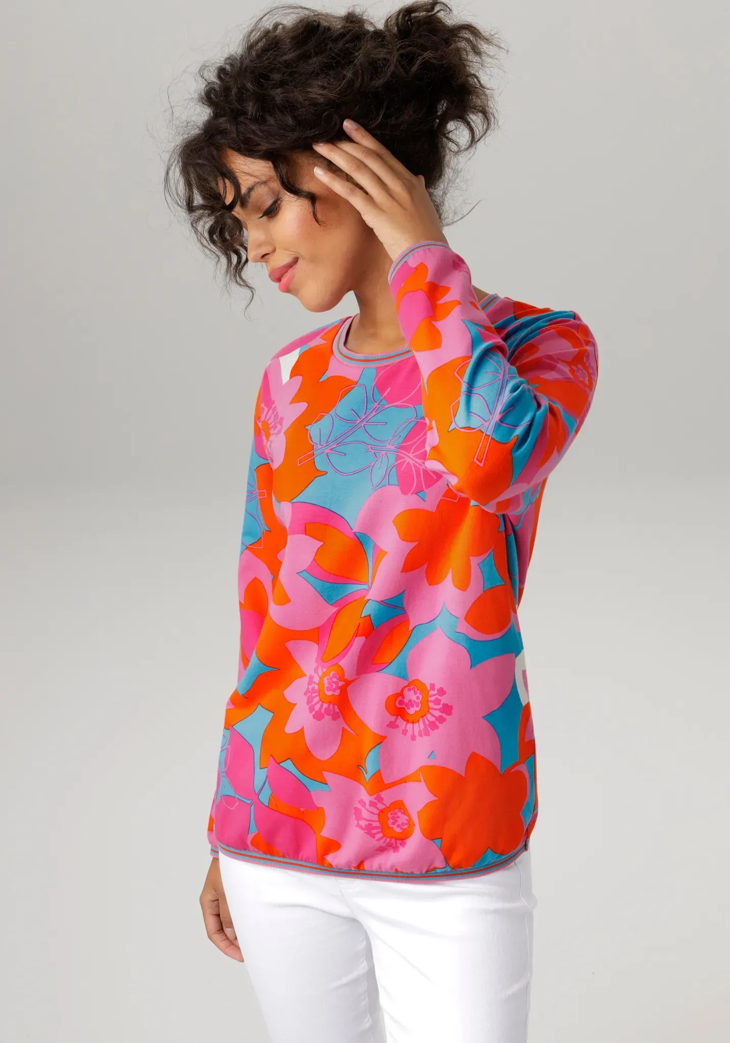 Sweatshirt ANISTON CASUAL, Damen, Gr. 38, bunt (rosa, pink, orange, türkis, wollweiß, bedruckt), Single Jersey, Obermaterial: 95% Baumwolle, 5% Elasthan, bedruckt, geblümt, figurumspielend hüftbedeckend, Rundhals, Rippbündchen, Sweatshirts Sweatshirt, mit großflächigem, farbenfrohen Blumendruck
