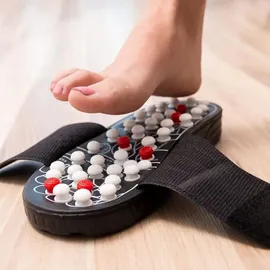 InnovaGoods InnovaGoods® Plantarfasziitis-Pantoffeln, Akupunktur-Pantoffeln, Massage-Pantoffeln, 41 Akupunkturpunkte, Klettverschluss, Hilft bei verschiedenen Beschwerden (Größe S)