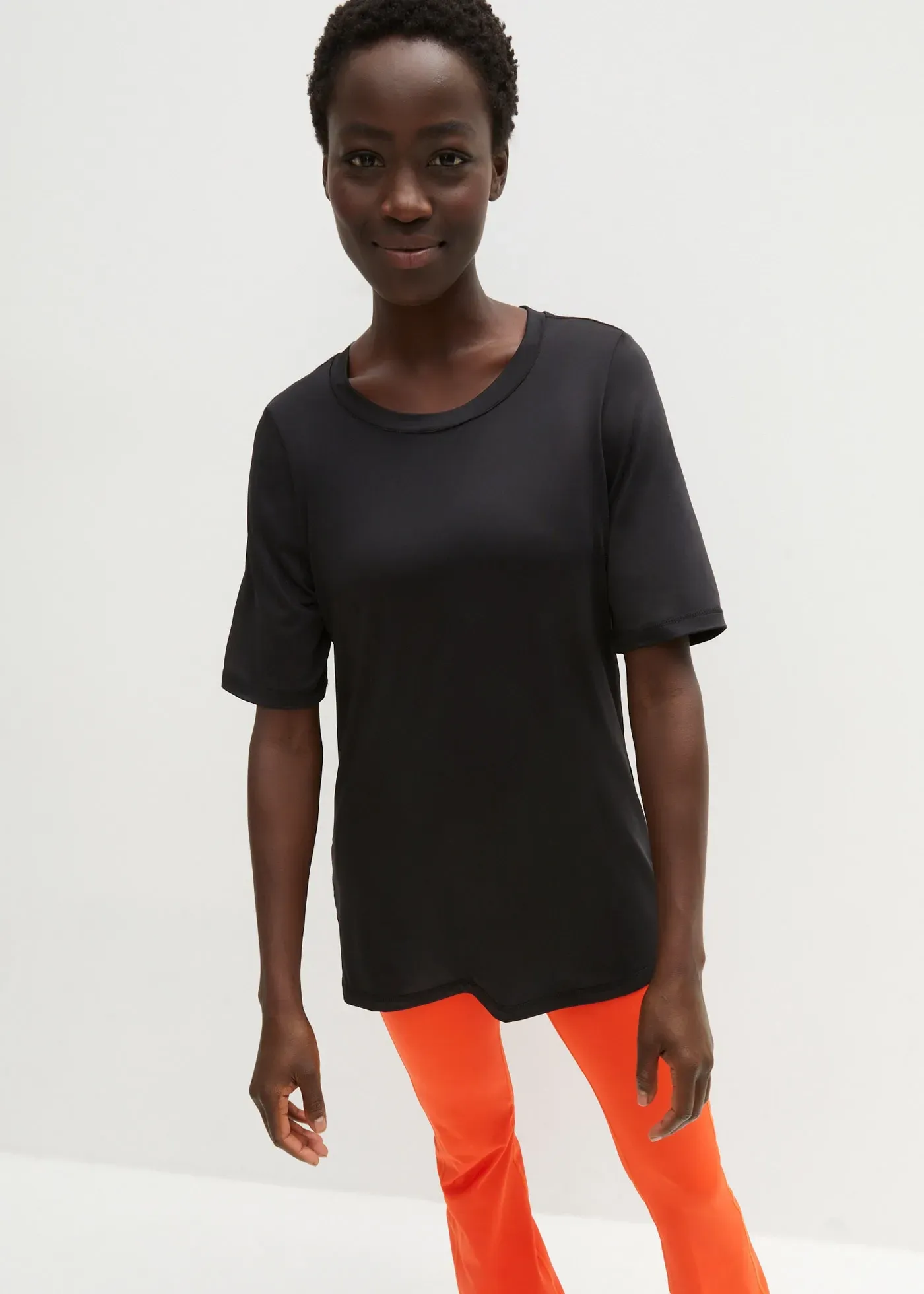 T-Shirt BONPRIX, Damen, Gr. 48/50 (XL), schwarz, Jersey, Obermaterial: 92% Polyester, 8% Elasthan. Meshfutter: 95% Polyester, 5% Elasthan, unifarben, lässig geschnitten Po-bedeckend, Rundhals, Shirts T-Shirt, bequeme Passform, Halbarm, sportlicher Stil, mit Mesheinsatz im Rücken