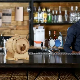 Relaxdays Holzfass 1,25 l, mit Bock, Zapfhahn, für Whiskey, Wein, Spirituosen, Whiskyfass HxBxT 23 x 16 x 25,5 cm,