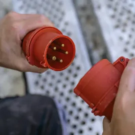 Brennenstuhl Verlängerungskabel IP44 25 m H07RN-F 5G6,0, 400V/32A 5-polig mit CEE Stecker und Kupplung, schwarz