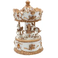 Dekohelden24 Spieluhr als Karussell mit Sound, aus Poly in Weiß-Gold mit orangefarbenen Steinen, Größe L/B/H 14 x 8 x 14 cm
