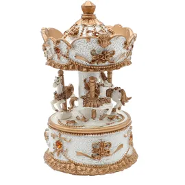 Dekohelden24 Spieluhr als Karussell mit Sound, aus Poly in Weiß-Gold mit orangefarbenen Steinen, Größe L/B/H 14 x 8 x 14 cm