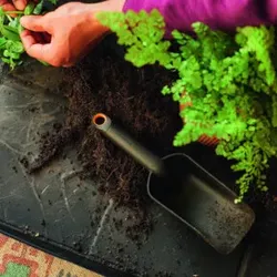 Fiskars Pflanzkelle mit extra hohem Rand