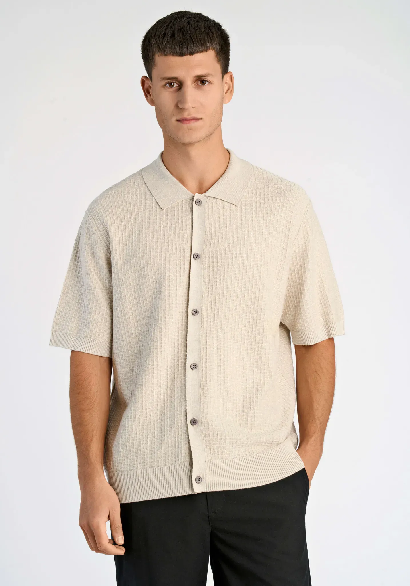 Strickjacke LINDBERGH, Herren, Gr. S, sanftes weiß mel, Strick, Obermaterial: 80% Viskose, 20% Nylon, unifarben, normal hüftbedeckend, Rundhals, Bündchen, Strickjacken Strickjacke, Kurzarm Strick-Shirt in Struktur-Optik