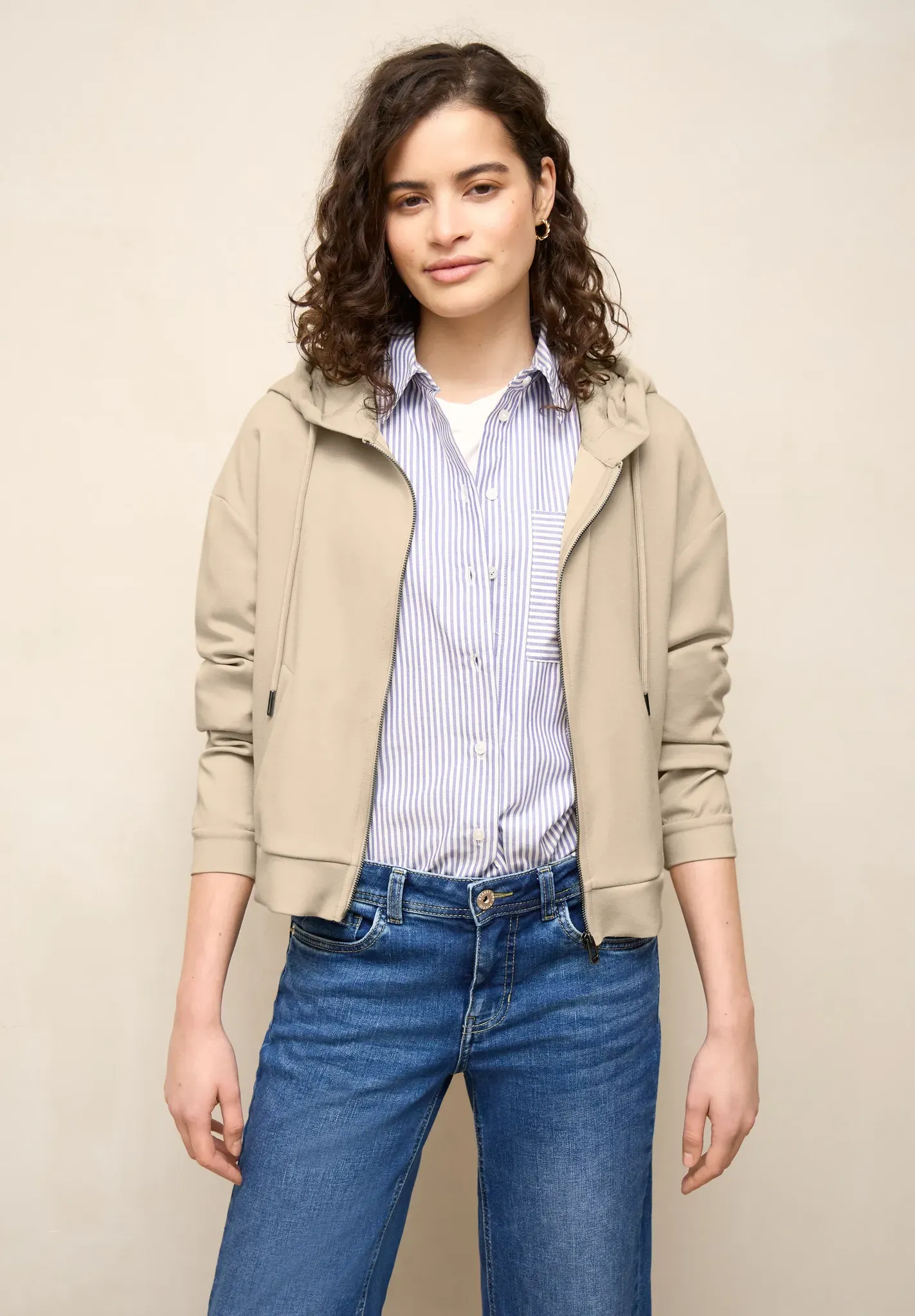 Sweatjacke STREET ONE STUDIO, Damen, Gr. 44, beige (stone sand), Sweatware, 48% Polyester, 45% Modal, 7% Elasthan, unifarben, normal normal, ohne Ausschnitt, Bündchen, Sweatjacken Sweatjacke, mit Kapuze