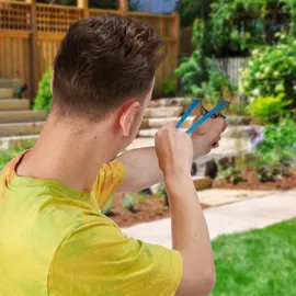 Relaxdays Steinschleuder, mit 5 Ersatzgummis, Profi Schleuder ab 18, Stahl, Holz, Sportschleuder mit Zielpunkten, bunt