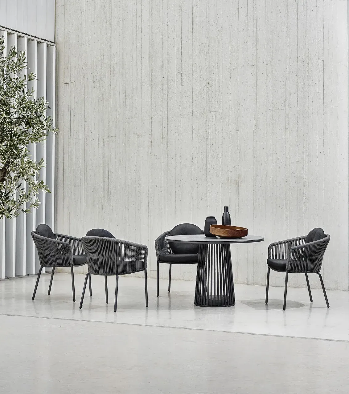 solpuri Set Grid, Loop - Das Set besteht aus: 1 x Tisch Grid, 4 x Dining Sessel Loop. Gestellfarbe, Ti...
