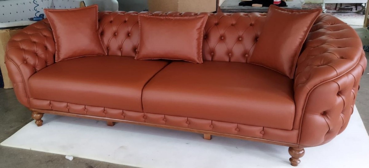 Casa Padrino Luxus Chesterfield Kunstleder Sofa Braun / Braun - Wohnzimmer Sofa - Wohnzimmer Möbel - Luxus Möbel - Wohnzimmer Einrichtung - Luxus Einrichtung - Möbel Luxus