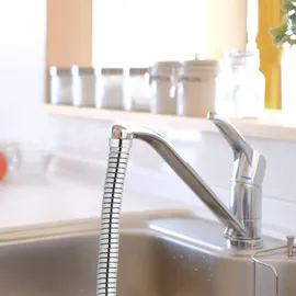 Relaxdays Wasserhahn Verlängerung, Flexibler Sparaufsatz, 2 Strahlarten, 4 Gewinde: M16 bis M24, 30 cm lang, Silber