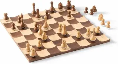 Umbra Wobble Schach Set mit vertieften Spielfeldern aus hochwertigem Ahorn- und Walnussholz, 38 x 38 x 11 cm, 2 Spieler