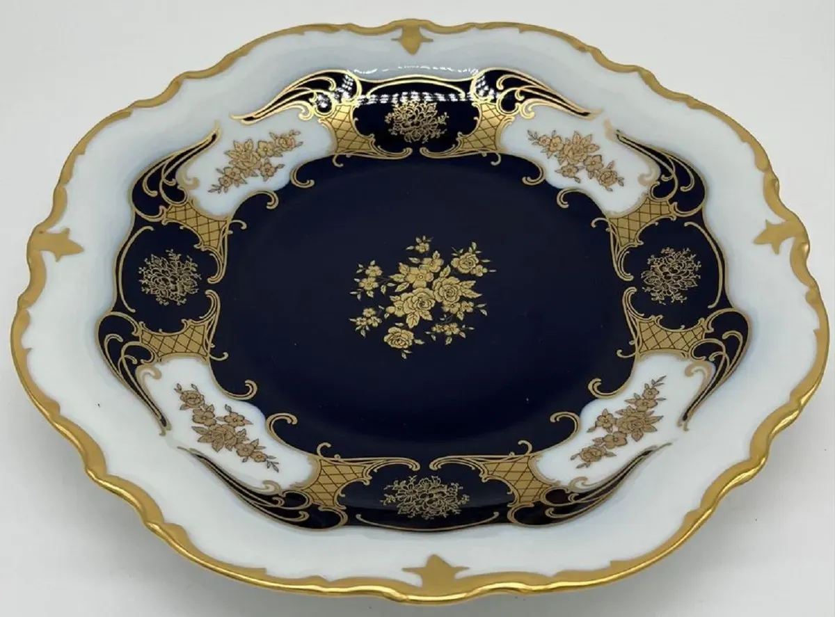 Casa Padrino Luxus Barock Porzellan Teller Weiß / Dunkelblau / Gold Ø 33 cm - Porzellan Essteller - Luxus Barock Porzellan Accessoires - Reichenbach Porzellan - Luxus Qualität - Made in Germany
