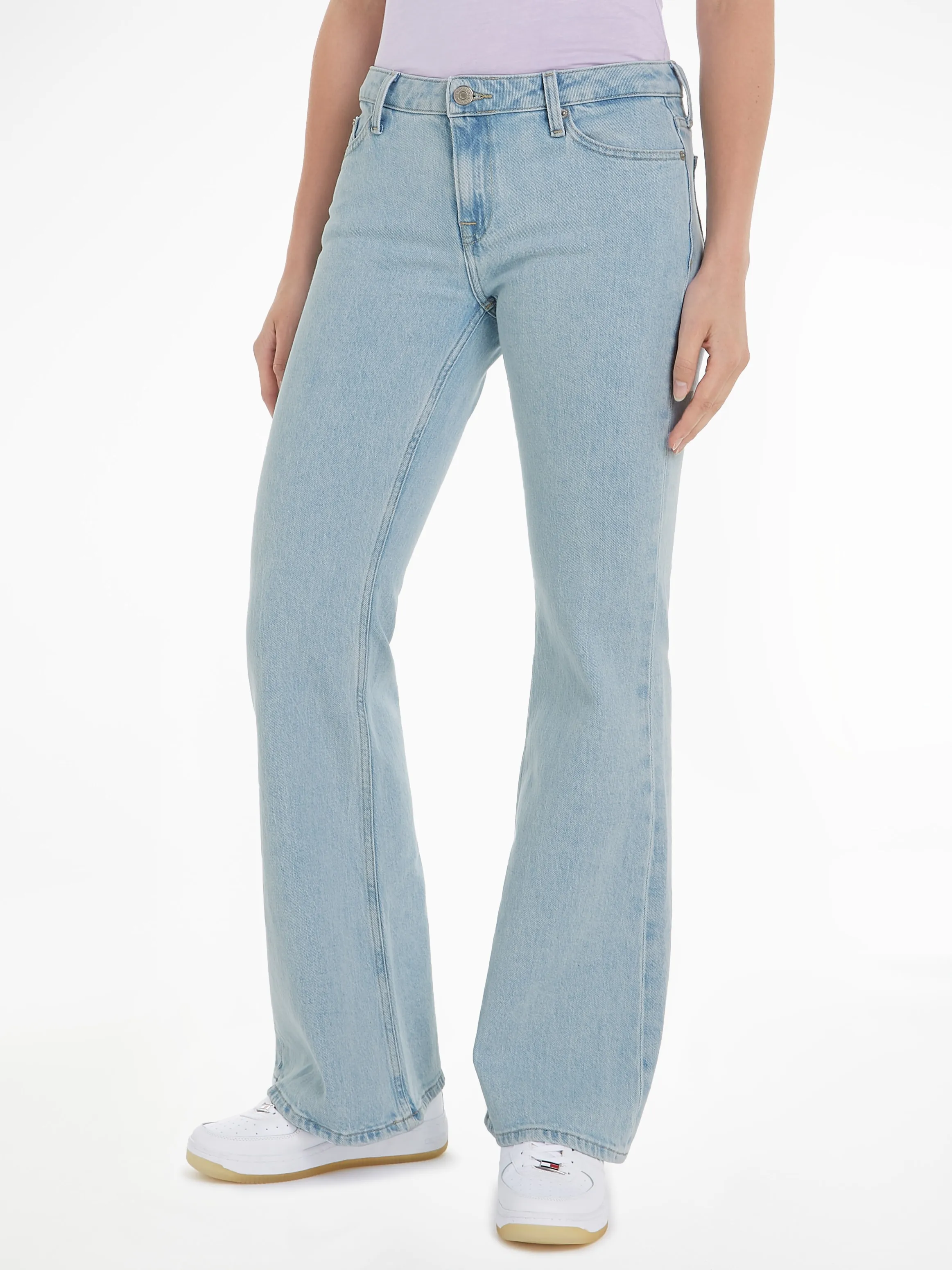 Bequeme Jeans TOMMY JEANS Gr. 34, Länge 30, blau (denim light) Damen Jeans Bootcut mit Ledermarkenlabel