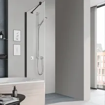 Kermi Mena Seitenwand verkürzt mit Wandprofil METVP075173PK 75 x 179 cm, schwarz soft, ESG klar Clean, neben Badewanne