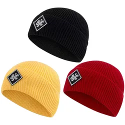 AjC Beanie schlichte Winter-Mütze gemütliche Strick-Beanie mit gesticktem Logo-Patch Gelb, Rot oder Schwarz - 