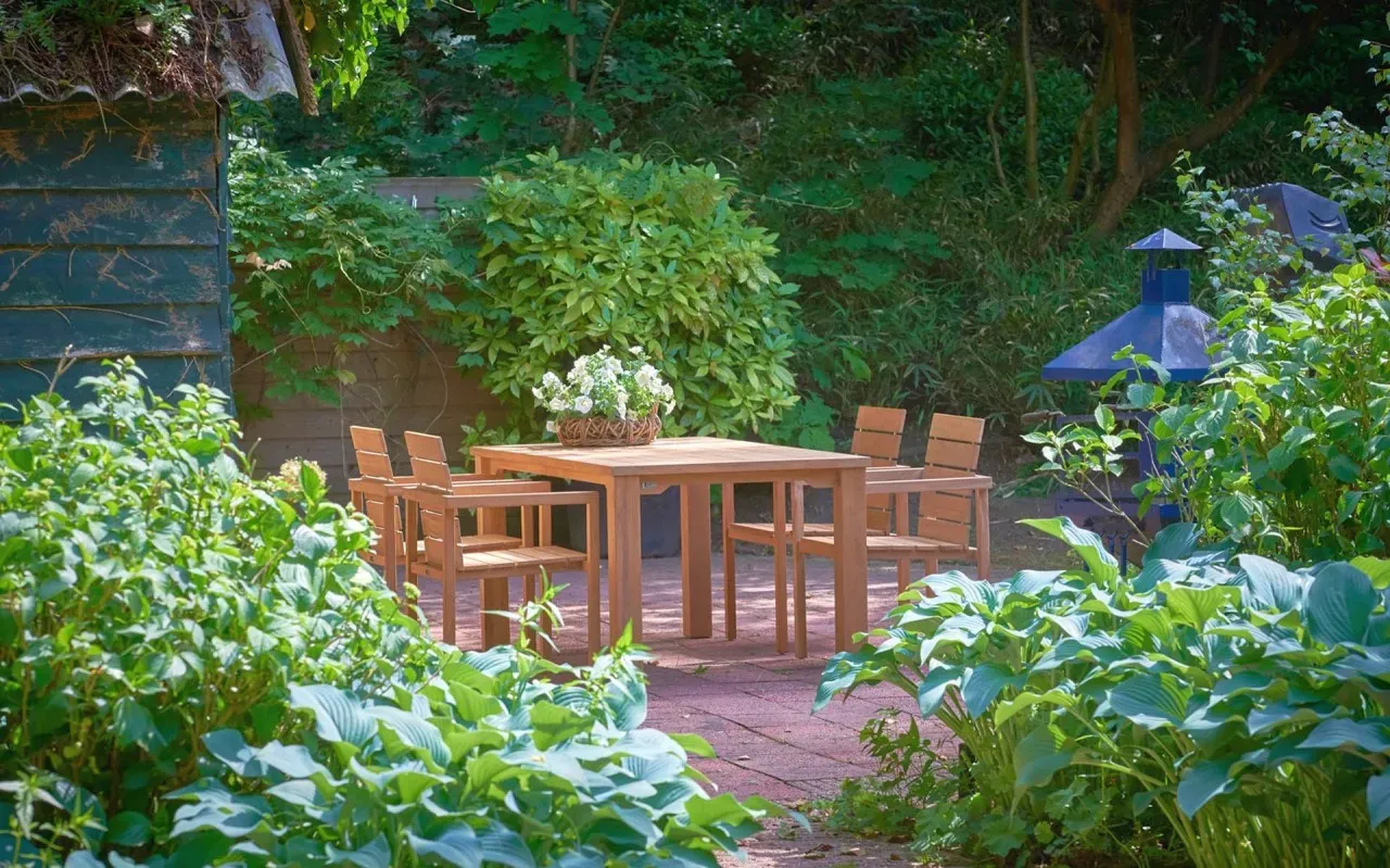 Traditional Teak Set Maxima - Das Set besteht aus: 1 x Tisch Maxima und 4 x bzw. 6 x oder 8 x Stapelsessel ...