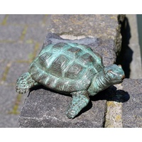 Bronzeskulpturen Skulptur Bronzefigur kleine Schildkröte mit Wasserspeier grün