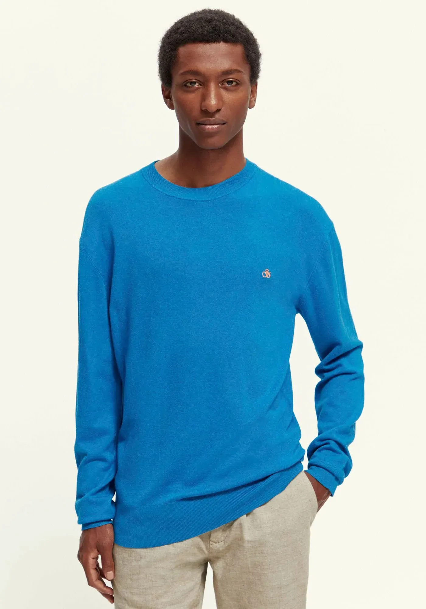 Scotch & Soda Rundhalspullover »Essentials - Ecovero viscose-blend crewneck pullover«, mit kleiner Logo-Stickerei auf der Brust Scotch & Soda Iris-Blue-Melange M